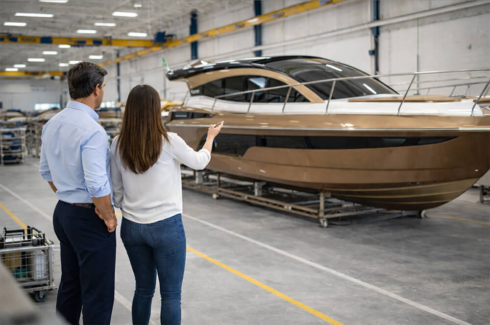 Experiência de Personalização de lancha Triton Yachts: como funciona o processo de acompanhamento e customização no estaleiro